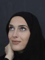 retrato de uma jovem muçulmana moderna em abaya preta foto