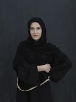 retrato de uma jovem muçulmana moderna em abaya preta foto