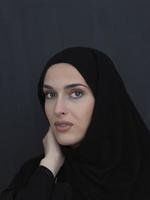 retrato de uma jovem muçulmana moderna em abaya preta foto