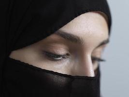 retrato de mulher muçulmana vestindo niqab e roupas tradicionais árabes ou abaya foto