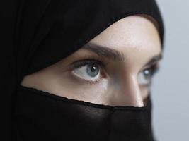retrato de mulher muçulmana vestindo niqab e roupas tradicionais árabes ou abaya foto