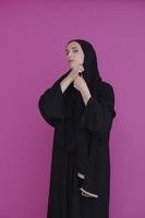 mulher jovem muçulmana moderna em abaya preta foto