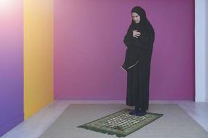 mulher muçulmana em namaz orando a Deus foto