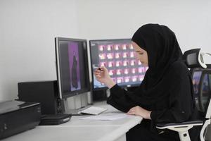 designer gráfico feminino muçulmano trabalhando no computador foto
