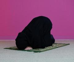 mulher muçulmana namaz orando a Deus foto