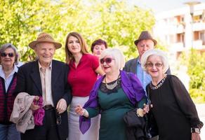 retrato de grupo de idosos com enfermeira geriátrica foto