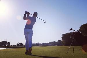 jogador de golfe acertando um tiro longo foto