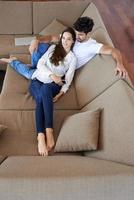 feliz jovem casal romântico divirta-se arelax relaxe em casa foto
