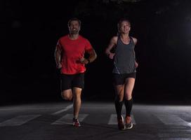 equipe de corredores no treinamento noturno foto