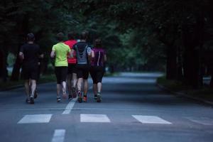 equipe de corredores no treinamento matinal foto