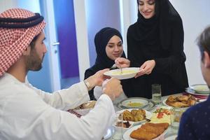 família muçulmana tendo iftar juntos durante o ramadã foto