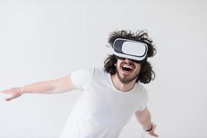 homem usando fone de ouvido de realidade virtual foto