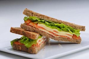 sanduíche em uma superfície branca foto