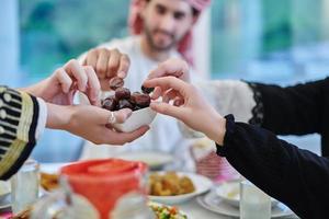 família muçulmana tendo iftar juntos durante o ramadã. foto