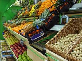 frutas no supermercado foto