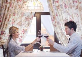 jovem casal jantando em um restaurante foto