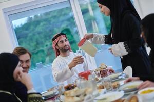 família muçulmana tendo iftar juntos durante o ramadã foto