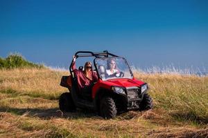 duas jovens dirigindo um carro de buggy off road foto