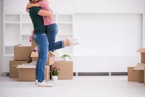 feliz casal jovem se mudando para casa nova foto