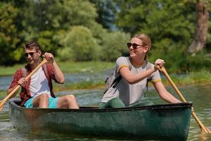 amigos estão canoagem em um rio selvagem foto