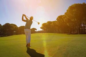 bola de tiro de jogador de golfe profissional foto