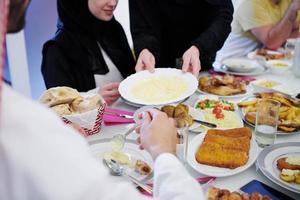 família muçulmana tendo uma festa do ramadã foto