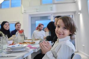 família muçulmana fazendo iftar dua para quebrar o jejum durante o ramadã. foto