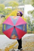 garota feliz com guarda-chuva foto