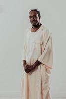 retrato de homem negro africano bonito em roupas de moda tradicionais do Islã Sudão. foco seletivo