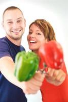 casal feliz com pimentas isoladas foto