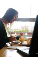 mulher comendo em um restaurante foto