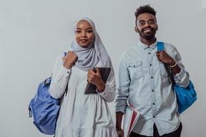 jovens estudantes casal andando mulher vestindo equipe de negócios de roupas hijab muçulmano tradicional isolado no fundo branco. foto de alta qualidade