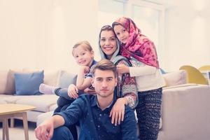 retrato de jovem família muçulmana moderna feliz foto