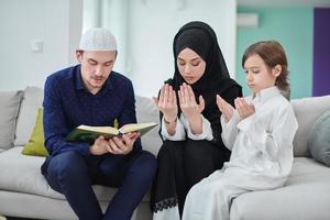 jovem família muçulmana lendo o Alcorão durante o Ramadã foto