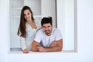 relaxado jovem casal em casa escada foto