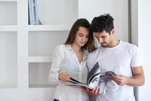 relaxado jovem casal em casa escada foto