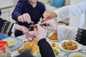 família muçulmana tendo iftar juntos durante o ramadã. foto