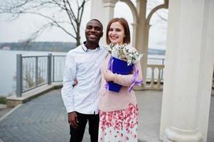 feliz casal multiétnico na história de amor. relacionamentos de homem africano e mulher branca europeia. foto