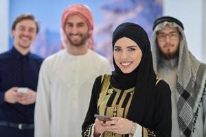 retrato de grupo de empresários muçulmanos e empresária foto