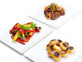 carne fresca e legumes grelhados foto