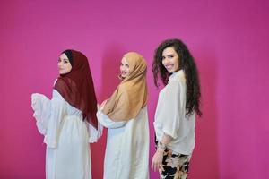 jovens mulheres muçulmanas posando em fundo rosa foto