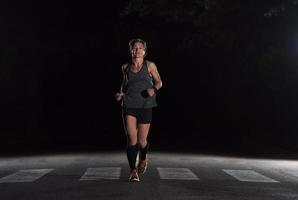 corredor feminino treinando para maratona foto
