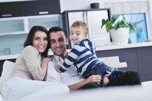 feliz jovem família se diverte em casa foto