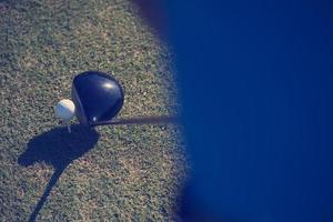 vista superior do clube de golfe e bola na grama foto
