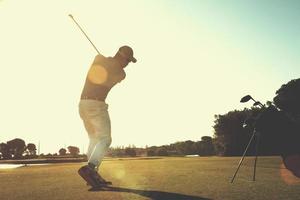 jogador de golfe batendo tiro com taco foto