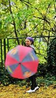 garota feliz com guarda-chuva foto