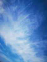nuvens cirros em um fundo de céu azul foto