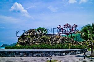 a beleza da praia tropical de mandalika, lombok, west nusa tenggara, indonésia foto