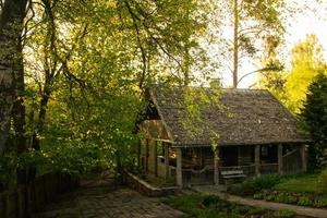 antiga casa de sauna de madeira vintage ao ar livre sem pessoas na natureza rural verde ao ar livre foto