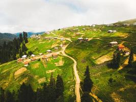 vista aérea panorama da vila de bakhmaro no verão. famoso resort de verão do marco de viagens nas montanhas do cáucaso. destino de férias em guria, cáucaso foto